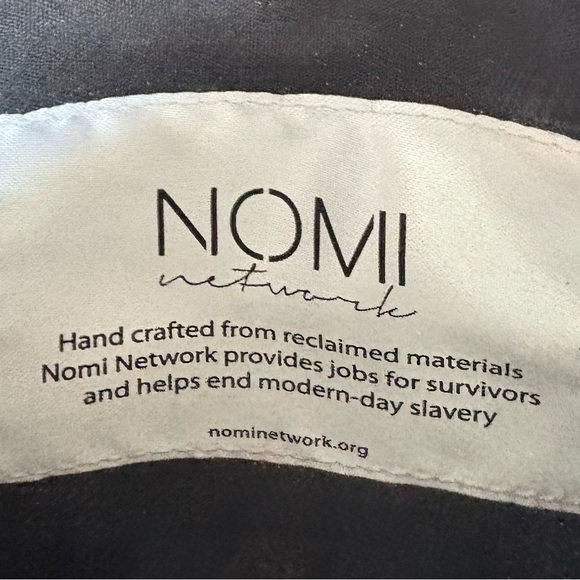 Sephora + NOMI, Chevron Clutch Wristlet Cosmetic Bag, Black and White - Picture 5 of 5